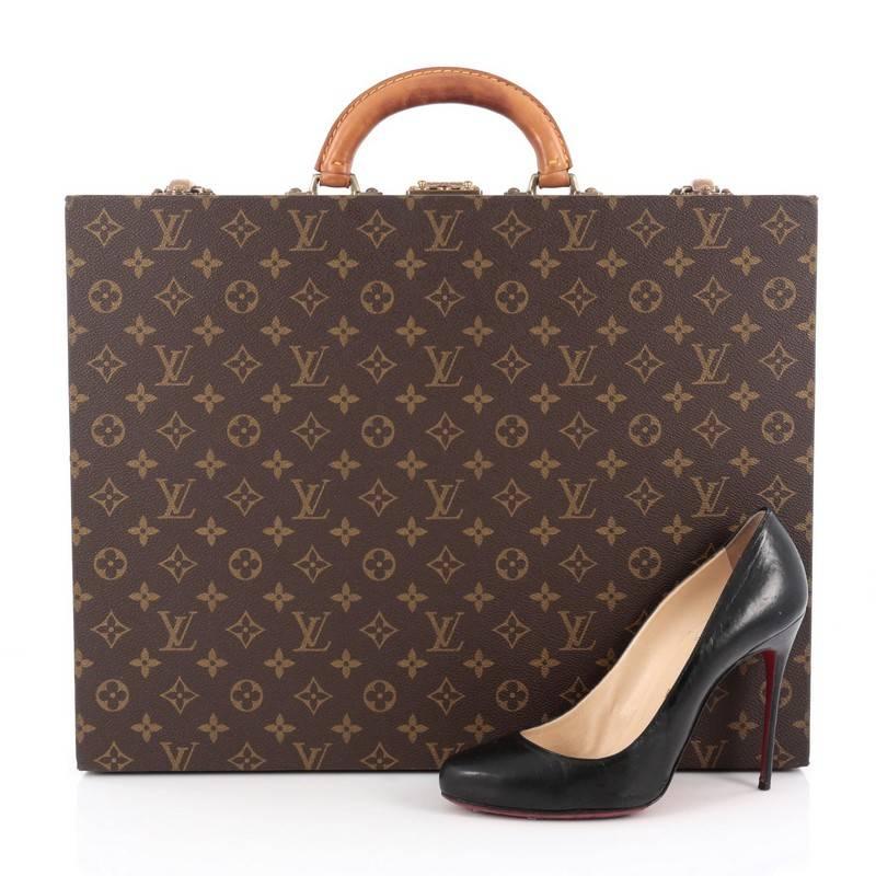 This authentic Louis Vuitton President Classeur Briefcase Monogram Canvas will make a bold statement for the male or female executive. Crafted from brown monogram coated canvas this elegant boxy briefcase features rolled leather handle, protective