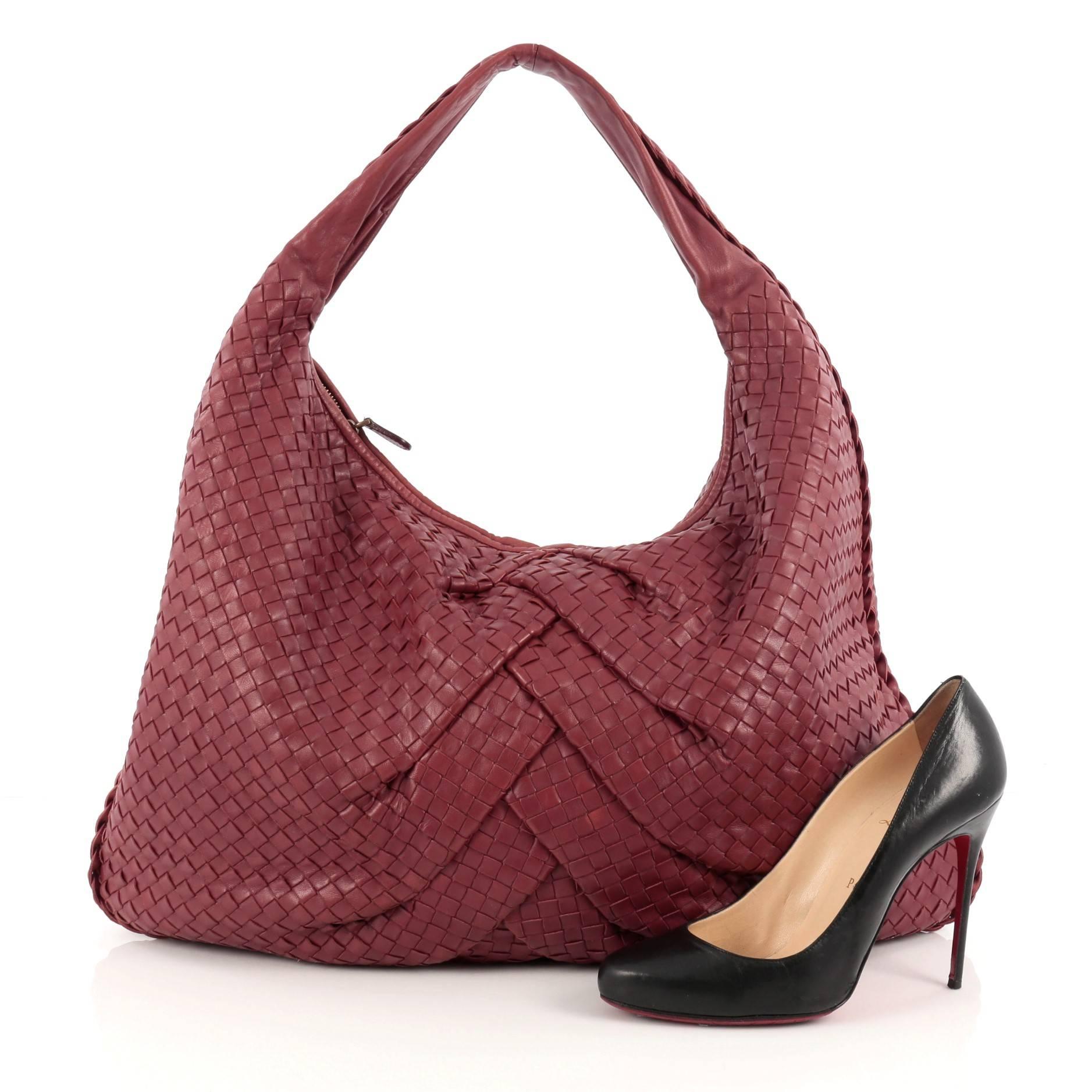 This authentic Bottega Veneta Veneta Hobo Pleated Intrecciato Nappa Maxi is a timelessly elegant bag with a pleated silhouette. Crafted from brick red leather woven in Bottega Veneta's signature intrecciato method, this effortless, exquisite hobo