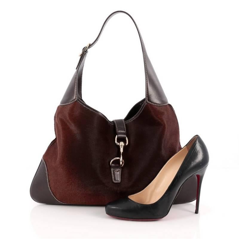 This authentic Gucci Jackie Original Shoulder Bag Pony Hair Medium is a must-have luxurious everyday shoulder bag fit for the modern woman. Crafted from genuine brown pony hair and dark brown leather, this re-imagined classic Jackie shoulder bag