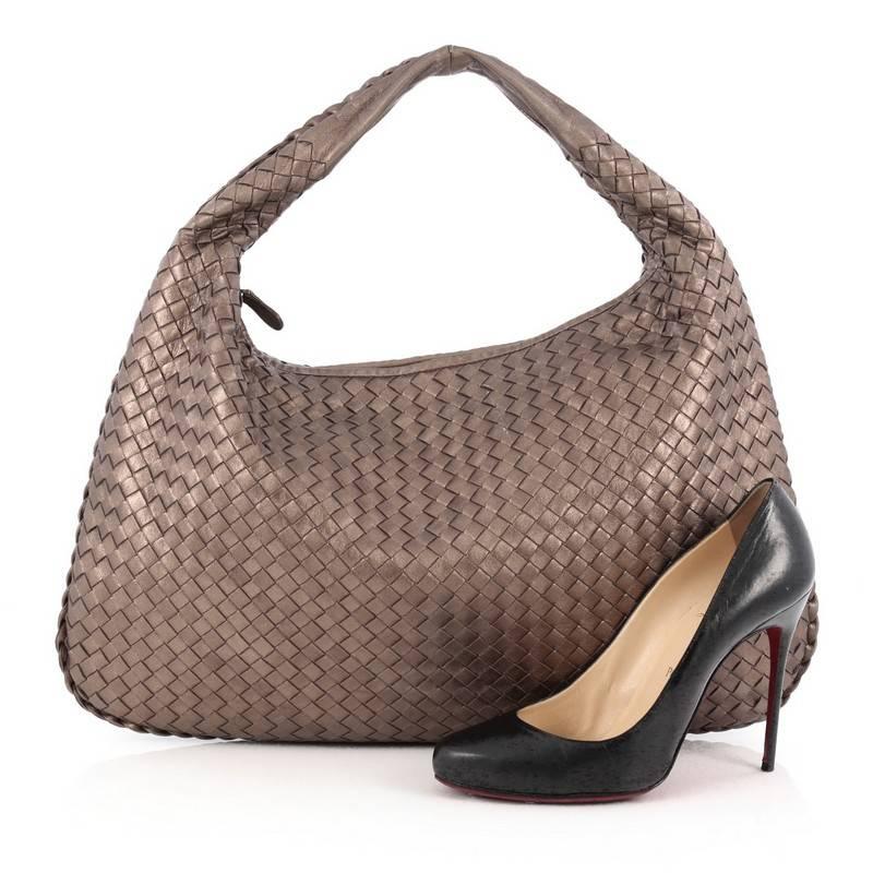 This authentic Bottega Veneta Veneta Hobo Intrecciato Nappa Large is a timelessly elegant bag with a casual silhouette. Excellently crafted from metallic taupe nappa leather woven in Bottega Veneta's signature intrecciato method, this no-fuss hobo