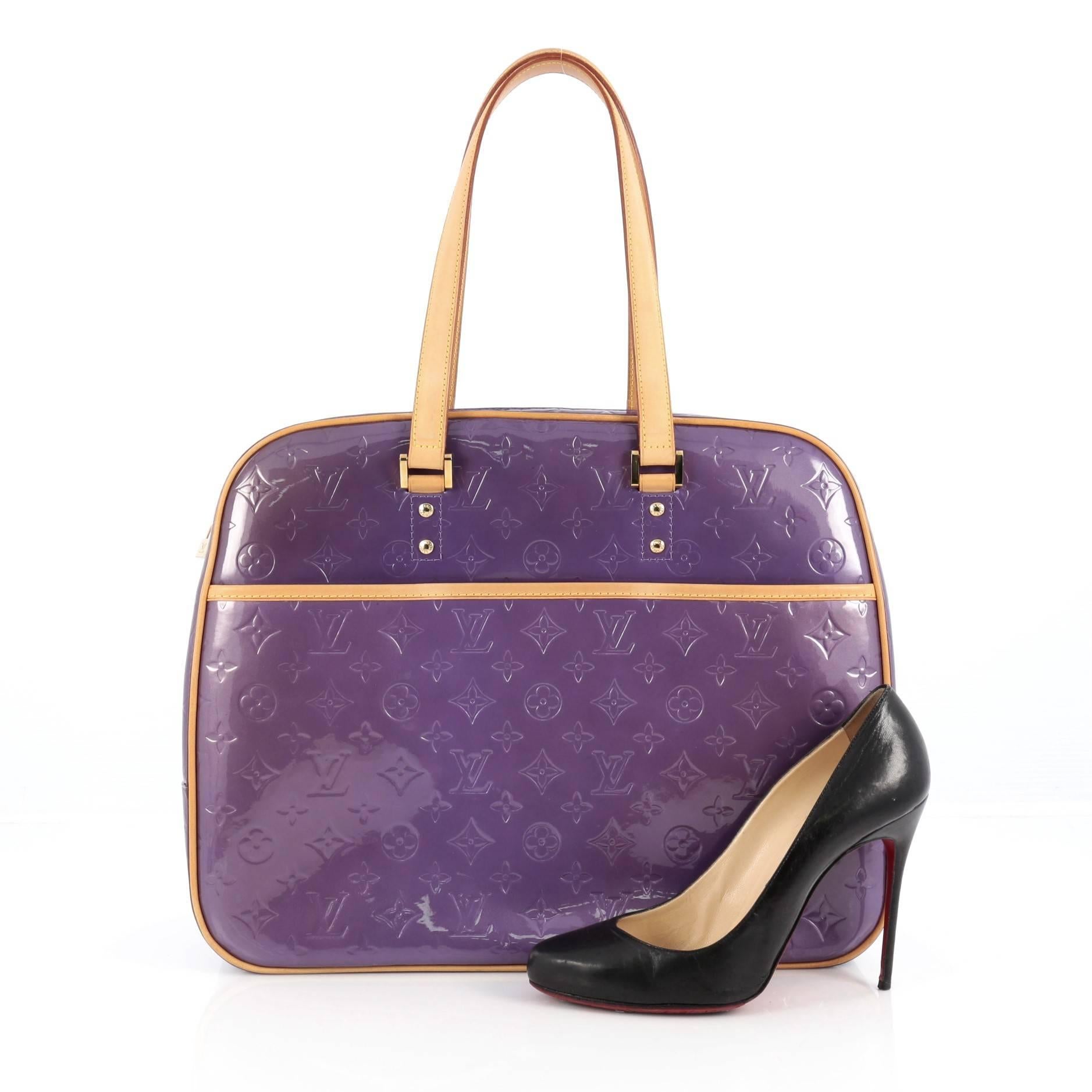This authentic Louis Vuitton Sutton Handbag Monogram Vernis is a perfect accessory to add modern style to any outfit. Constructed from Louis Vuitton’s amethyste purple monogram vernis leather, this simple and functional bag features dual vachetta