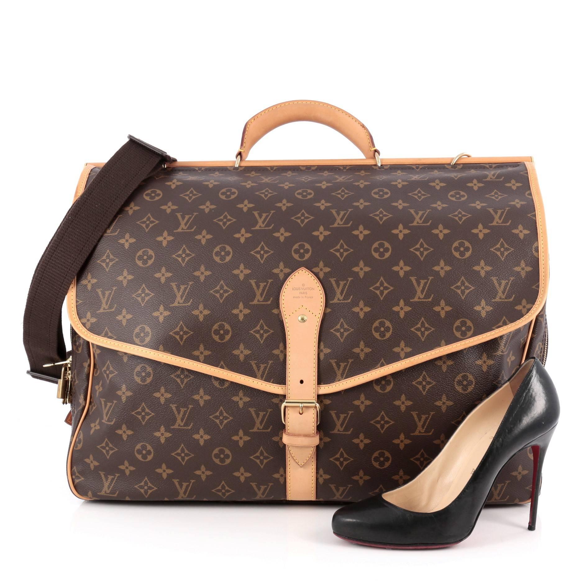 This authentic Louis Vuitton Sac Chasse Hunting Bag Monogram Canvas is a must-have for any avid LV collector. Crafted from brown monogram coated canvas with vachetta leather trims, this luxurious and functional bag features rolled leather top handle