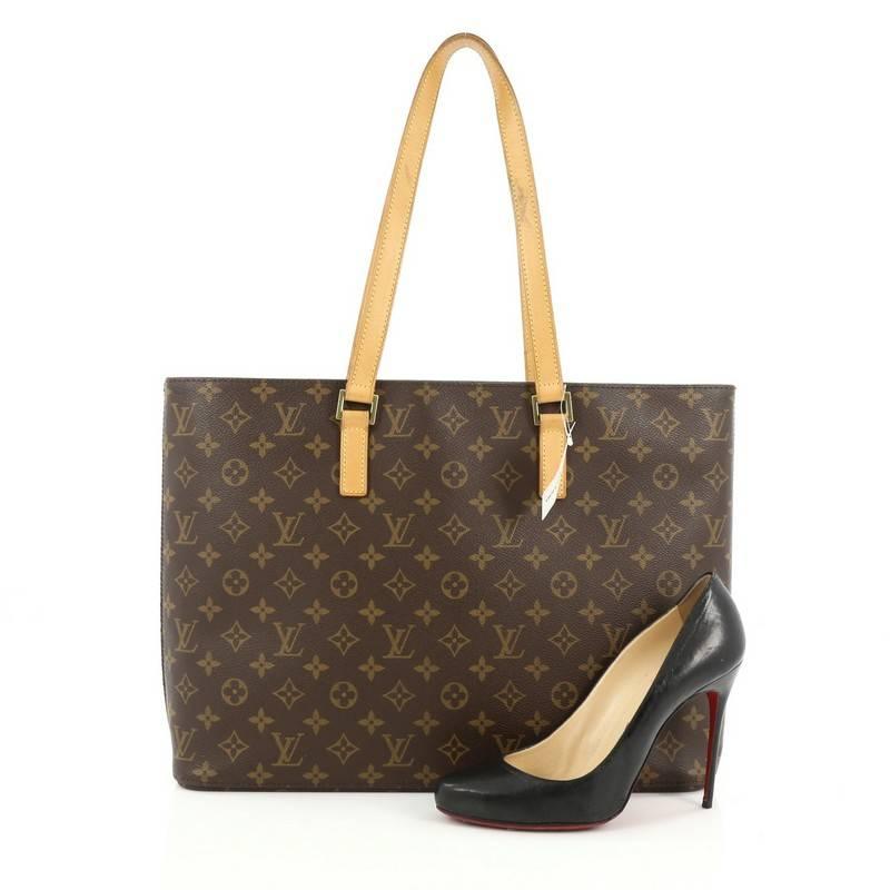 This authentic Louis Vuitton Luco Handbag Monogram Canvas is a classic tote that displays fashion and functionality all rolled into one. Crafted with the brand's iconic brown monogram coated canvas, this tote features dual flat leather handles, a