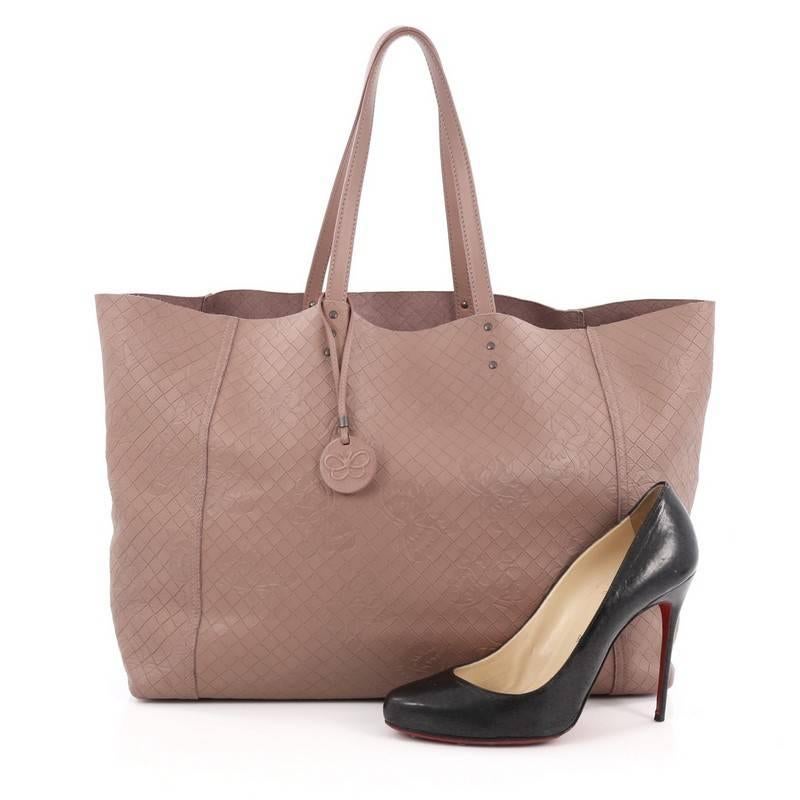 This authentic Bottega Veneta Tote Butterfly Embossed Intrecciomirage Intarsio Leather Large is a classic styled Bottega bag perfect for your everyday use. Crafted from mauve intrecciomirage intarsio leather with embossed impressions across the bag