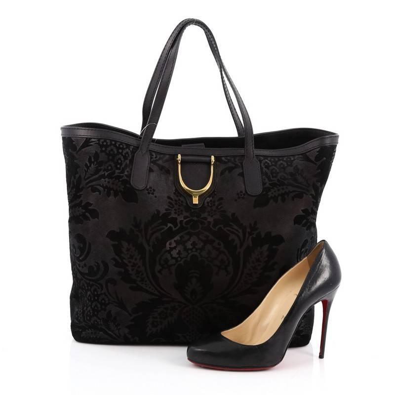 This authentic Gucci Stirrup Tote Brocade Leather is sophisticated yet playful at the same time. Crafted from brocade damask-patterned embossed nubuck leather and suede, this intricate tote features dual-flat leather handles, black leather trims,