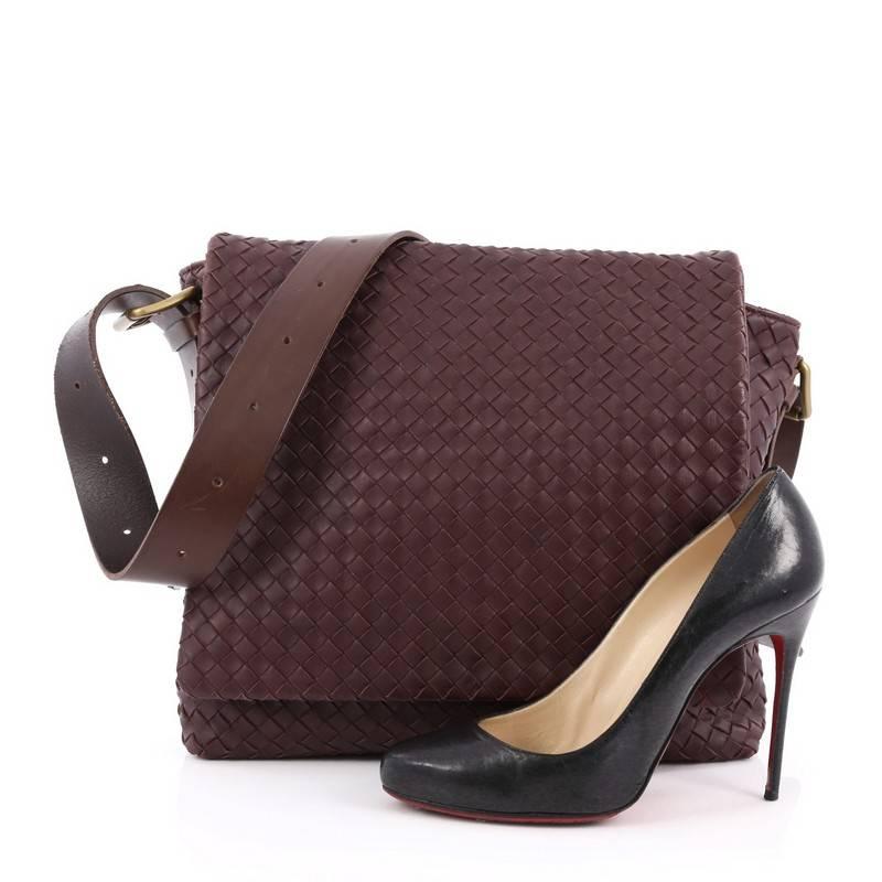 This authentic Bottega Veneta Square Flap Messenger Bag Intrecciato Nappa Medium showcases classic sophistication and modern utility made for modern woman. Crafted from burgundy intrecciato nappa leather, this stylish flap messenger bag features