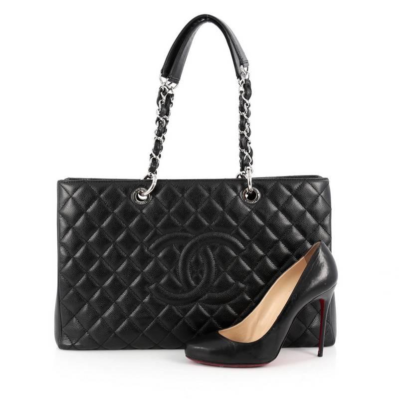 This authentic Chanel Grand Shopping Tote Quilted Caviar XL is perfect for everyday use with a classic yet luxurious style. Crafted in black diamond quilted caviar leather, this versatile, timeless tote features a stitched CC in the middle, woven-in