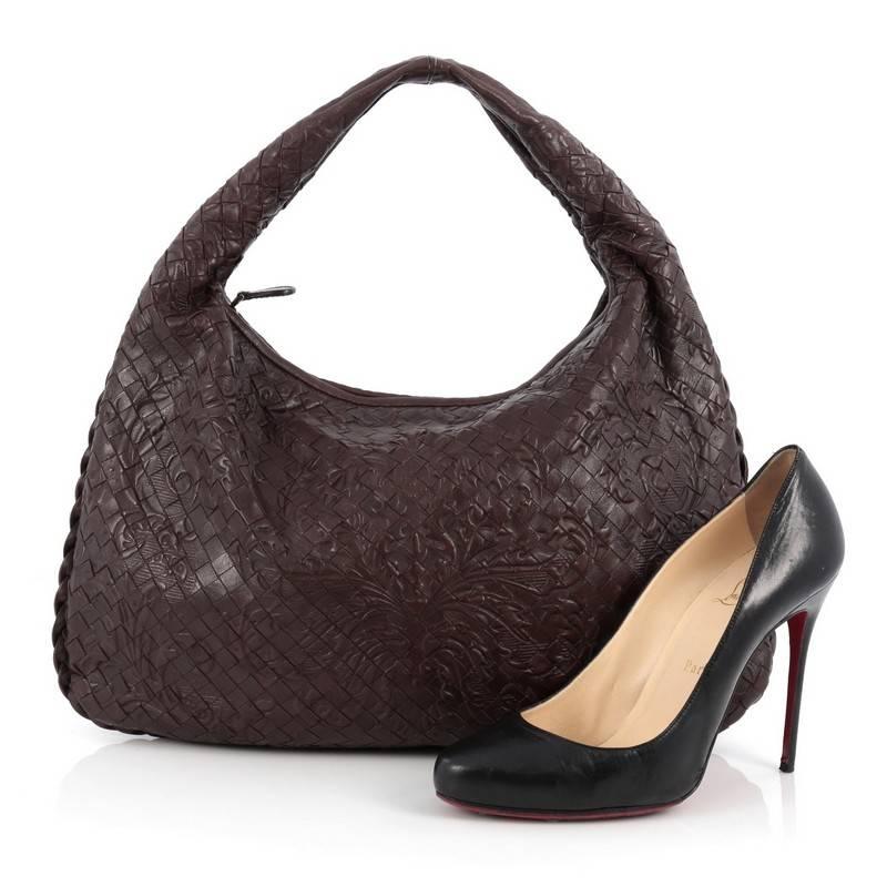 This authentic Bottega Veneta Veneta Hobo Embossed Intrecciato Nappa Medium is a timelessly elegant bag with a casual silhouette. Excellently crafted from brown nappa leather woven in Bottega Veneta's signature intrecciato method with a subtle fleur