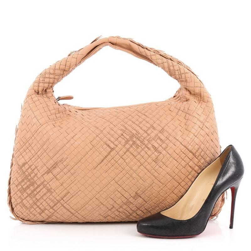 This authentic Bottega Veneta Veneta Hobo Stitched Intrecciato Nappa Large is a timelessly elegant bag with a casual silhouette. Excellently crafted from blush nappa leather woven in Bottega Veneta's signature intrecciato method with stitched