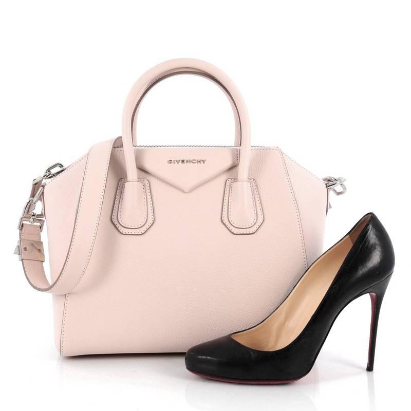 This authentic Givenchy Antigona Bag Leather Small is a go-to fashion favorite. Crafted from light pink leather, this structured yet stylish tote features the brand's signature envelope flap detail with Givenchy logo, dual-rolled leather handles,