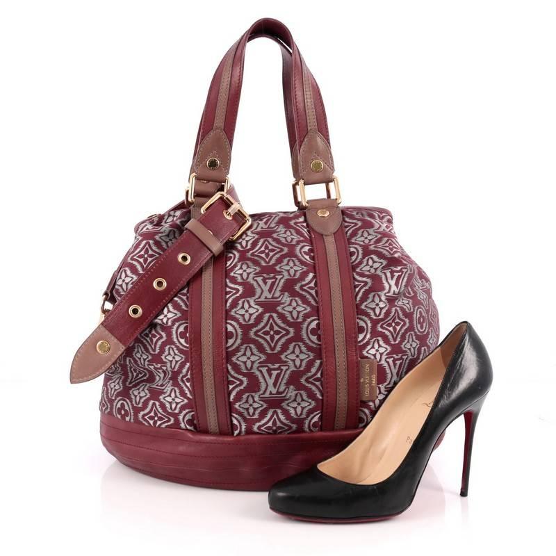 This authentic Louis Vuitton Aviator Handbag Limited Edition Monogram Jacquard from the brand's Pre-Fall 2010 Collection is a collector's piece made for LV lovers. Crafted from wine and gray monogram fabric with brown and wine leather panels and