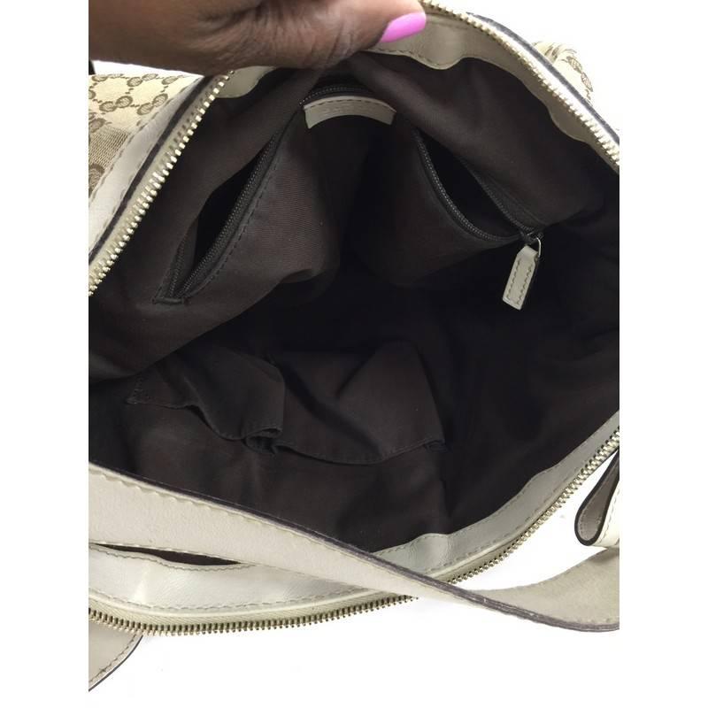 This authentic Gucci Sukey Hobo GG Canvas Medium is perfect for any casual or sophisticated outfit. Constructed from Gucci's light brown GG monogram canvas with white leather trims, this simple hobo features a flat leather strap that sits