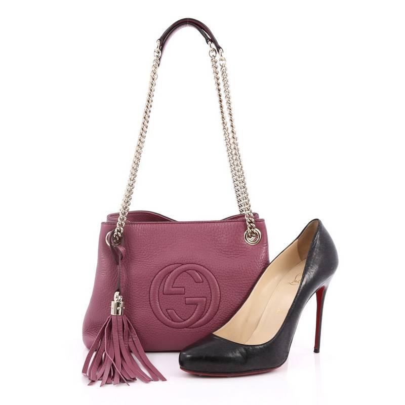 This authentic Gucci Soho Shoulder Bag Chain Strap Leather Mini is simple yet stylish in design. Crafted from lavender leather, this tote features chain strap with leather pads, fringe tassel, signature interlocking Gucci logo stitched in front, and