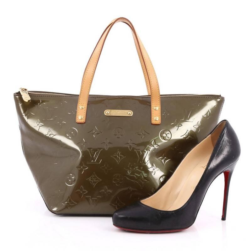 This authentic Louis Vuitton Bellevue Handbag Monogram Vernis PM is stylish yet functional tote perfect for everyday use. Crafted from Louis Vuitton's khaki green monogram vernis embossed leather, this chic tote features dual flat vachetta leather