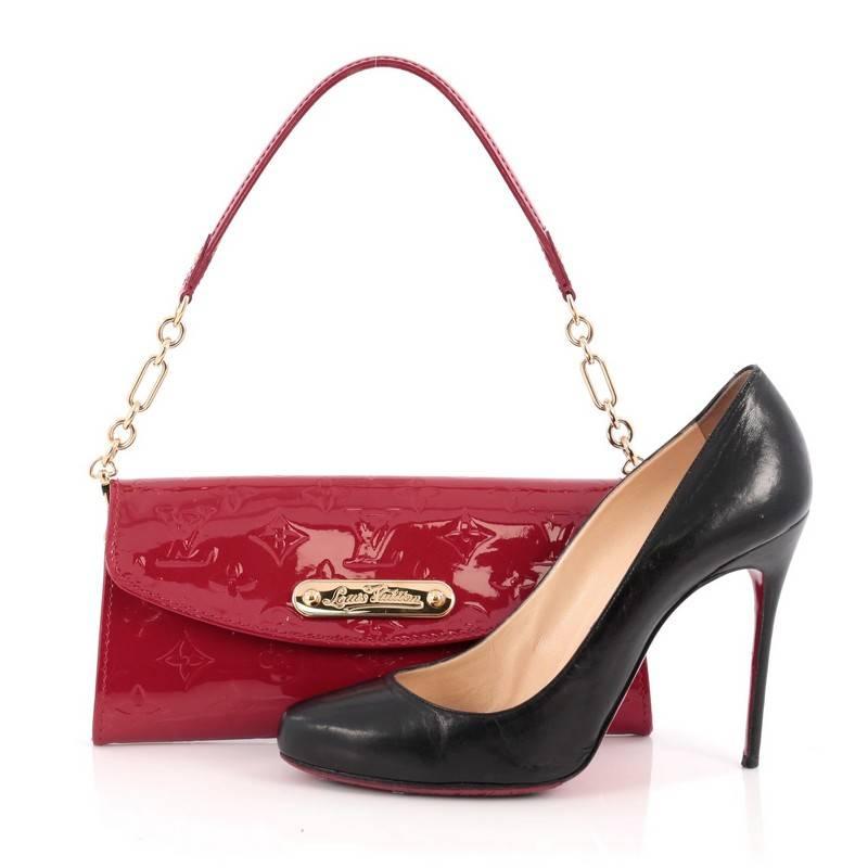 This authentic Louis Vuitton Sunset Boulevard Handbag Monogram Vernis is perfect for nights out. Crafted in stunning red monogram vernis, this clutch features a removable chain link leather strap that allows it to be worn on the shoulder or