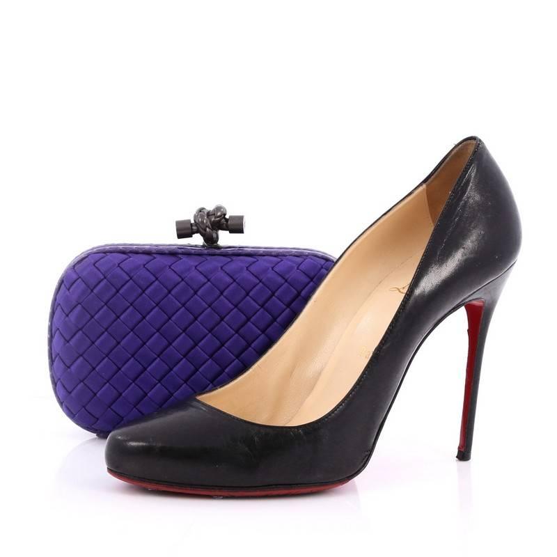 This authentic Bottega Veneta Box Knot Clutch Intrecciato Satin Small is a simple yet stunning accessory for any formal event. Crafted from woven purple satin in the brand's signature intrecciato method, this sleek, hard-shell clutch is juxtaposed