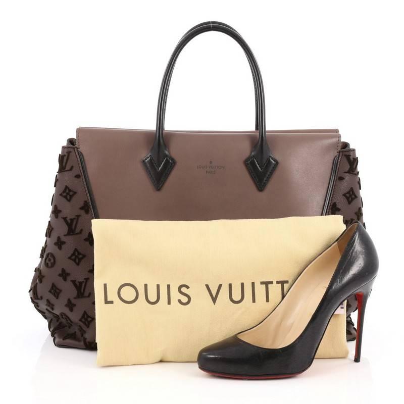 This authentic Louis Vuitton W Tote Cuir Orfevre and Veau Cachemire GM is a collector’s dreams with a fresh and youthful design made for the modern woman. Crafted brown cuir orfevre leather and veau cachemire leather, this luxurious and elegant