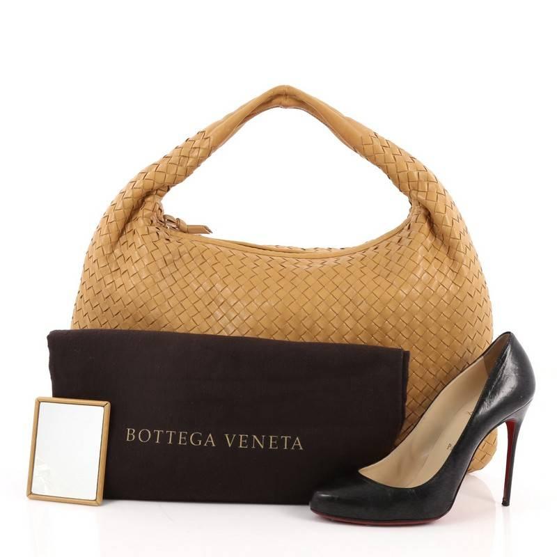 This authentic Bottega Veneta Veneta Hobo Intrecciato Nappa Large is a timelessly elegant bag with a casual silhouette. Excellently crafted from camel brown nappa leather woven in Bottega Veneta's signature intrecciato method, this no-fuss hobo
