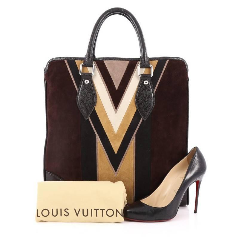 This authentic Louis Vuitton Innsbruck Cabas Suede and Leather was inspired by a ski resort in Austria from a rendition of the famous Louis Vuitton "Volez, Voguez, Voyagez" advertisements from the 1960's. Crafted in brown suede and dark