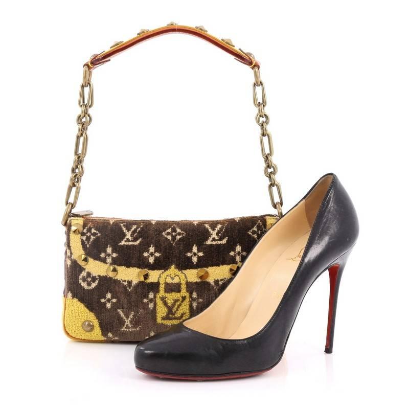 This authentic Louis Vuitton Trompe L'Oeil Pochette Monogram Velvet, released during the Fall/Winter 2004 Collection, is a twist to its classic clutch design. Crafted in brown and yellow monogram velvet, this pochette features chain link straps with