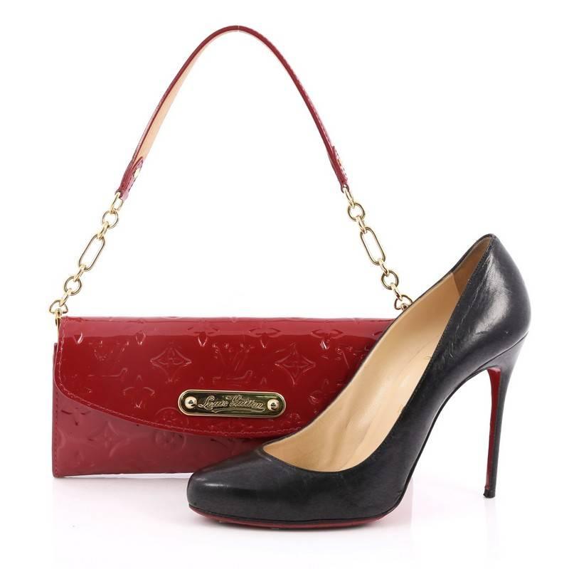 This authentic Louis Vuitton Sunset Boulevard Handbag Monogram Vernis is perfect for nights out. Crafted in stunning red monogram vernis, this clutch features a removable chain link leather strap that allows it to be worn on the shoulder or