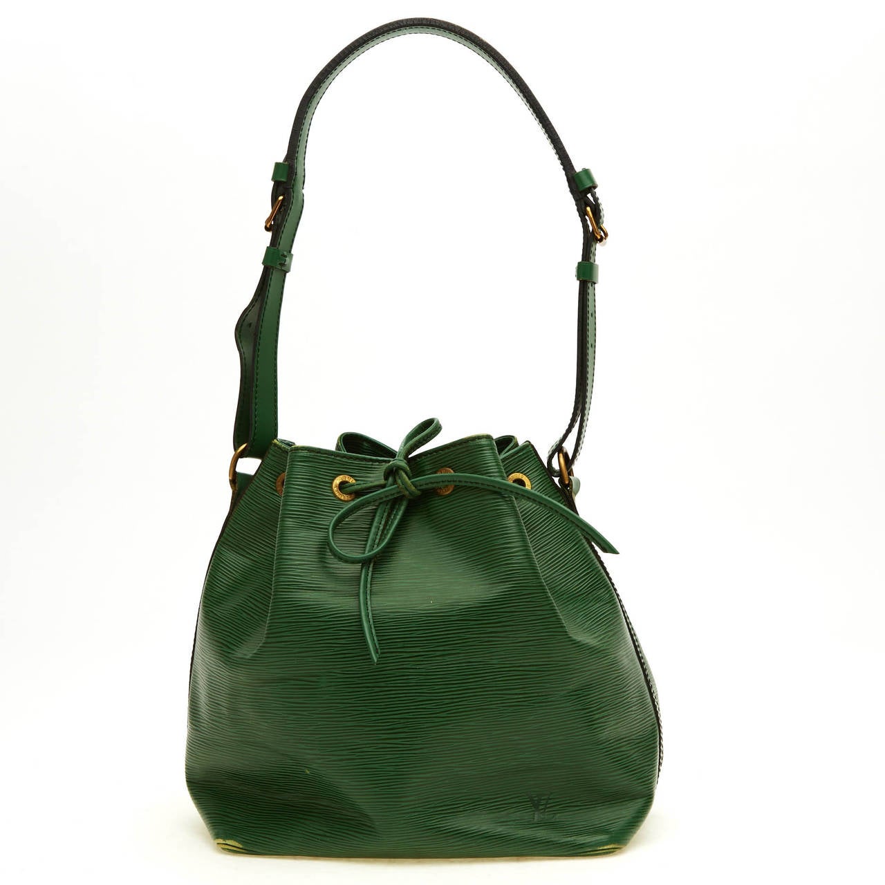 This alluring authentic Petit Noe NM is constructed with durable Epi leather. It is charming and elegant - the perfect addition to any sophisticated casual outfit. This bag, in a popping leaf green tone, is perfect for every season. It is equipped