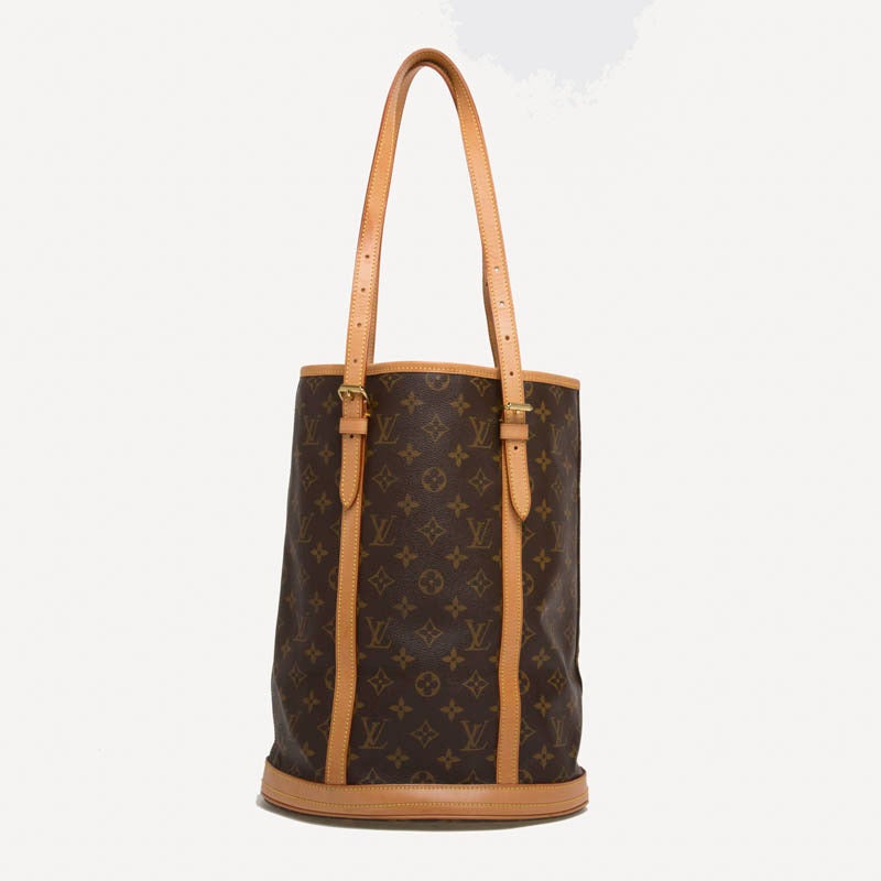 This authentic Louis Vuitton Bucket Bag in size GM is constructed with the timeless Louis Vuitton monogram canvas. Its shape is ideal to store all of your needs and is a great accessory for a casual sophisticated outfit. This bucket bag is accented