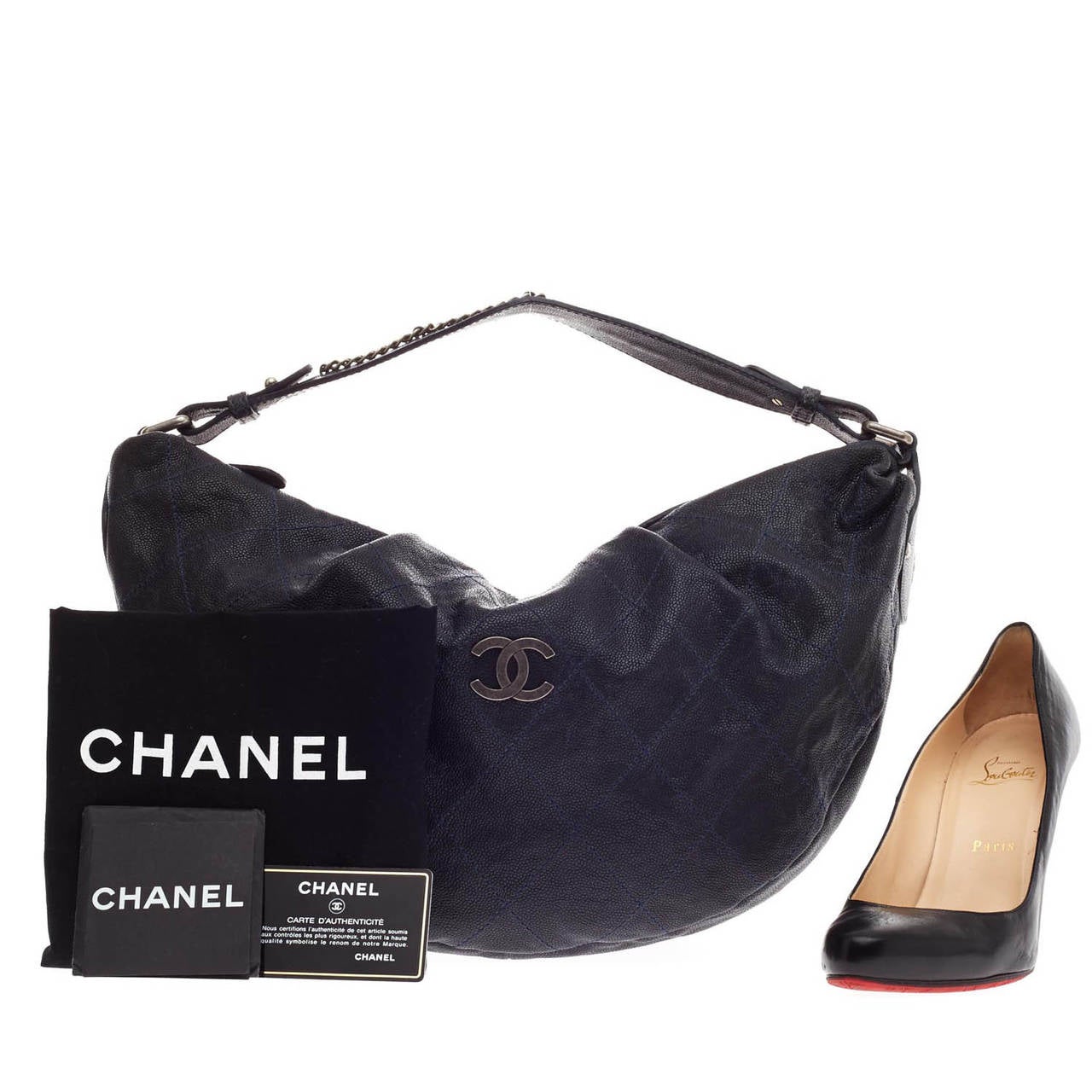 This authentic Chanel Outdoor Ligne Caviar Hobo is an understated beauty. Featuring a slouchy soft hobo silhouette and sleek midnight blue hue, this bag is easy-to-carry and perfect for everyday use. It is contrasted with stunning navy blue diamond