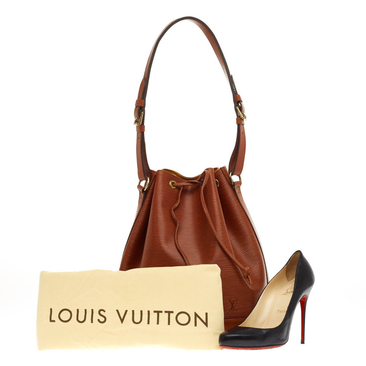 This authentic Louis Vuitton Noe in Large is crafted in tan Epi leather. This classic bucket bag transcends seasons and style with its earthy hues accented with gold hardware. The adjustable strap and leather drawstring closure allow the bag to be