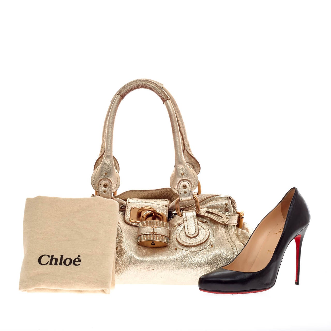 This authentic Chloe Paddington Swarovski Lock Leather in Medium created by Phoebe Philo, in shining gold, is an exclusive must-have. Its intricate design, donned with an oversized signature padlock that is dazzled in gemstones and key, is eye