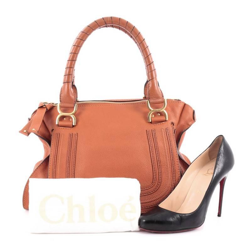 This authentic Chloe Marcie Shoulder Bag Leather Medium showcases the brand's popular horseshoe design in a classic hobo silhouette. Constructed from orange leather, this functional yet stylish hobo bag features a slouchy, easy-to-carry silhouette,
