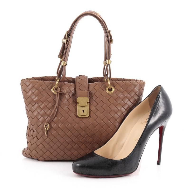 This authentic Bottega Veneta Capri Tote Intrecciato Nappa Small is a finely crafted tote that exudes an understated elegance. Crafted from brown leather woven in Bottega Veneta's signature intrecciato method, this functional and feminine tote
