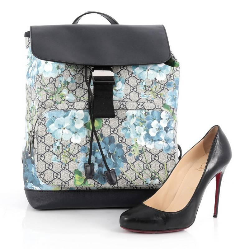 This authentic Gucci Buckle Backpack Blooms Print GG Coated Canvas Medium first appearing in the Fall Winter 2015 Women’s Fashion Show, this evokes a pleasant and chic design. Crafted from GG supreme coated canvas with blue blooms print, this