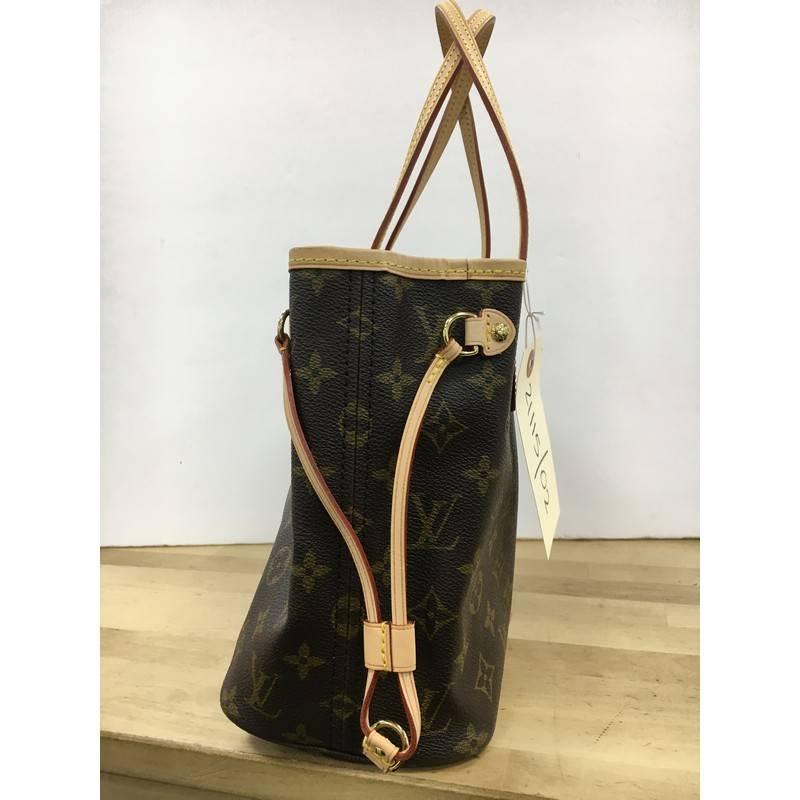 This authentic Louis Vuitton Neverfull Tote Monogram Canvas PM is spacious and structured which makes it a popular and practical tote beloved by many. Constructed from Louis Vuitton's signature brown monogram coated canvas, the tote features natural