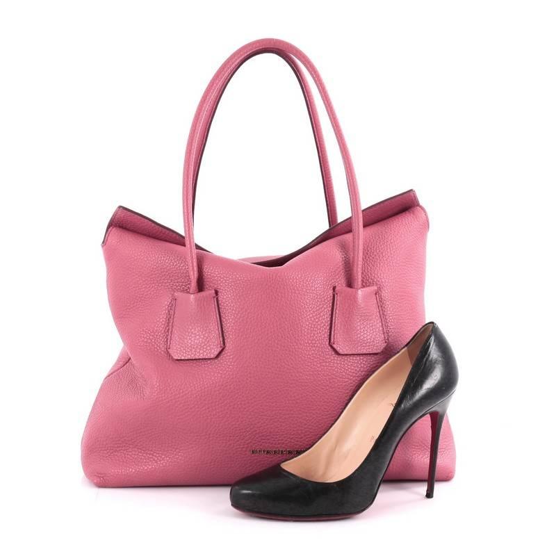 This authentic Burberry Baynard Tote Grainy Leather mixes understated, elegant style with casual versatility made for everyday use. Crafted from pink grainy leather, this relaxed shoulder bag features dual-rolled leather handles, raised Burberry