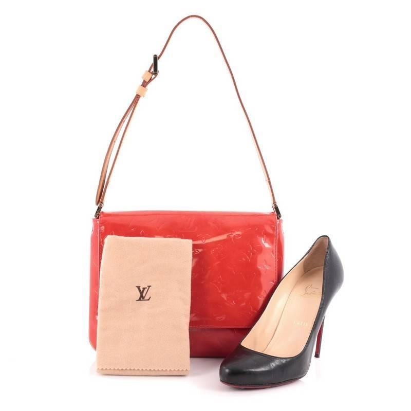 This authentic Louis Vuitton Thompson Street Handbag Monogram Vernis is a simple and functional bag perfect for everyday. Crafted in red monogram vernis patent leather, this bag features an adjustable leather strap that can be worn comfortably on