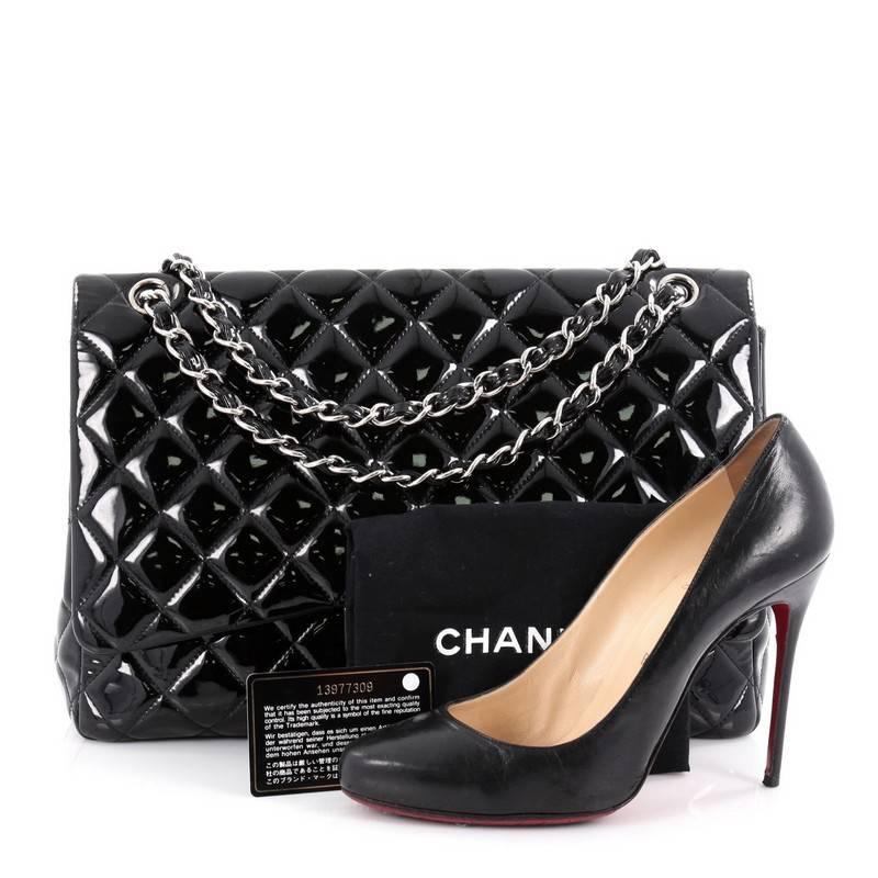 This authentic Chanel Classic Single Flap Bag Quilted Patent Maxi exudes a classic yet easy style made for the modern woman. Crafted from black patent leather, this elegant flap features Chanel's signature diamond quilted design, woven-in leather