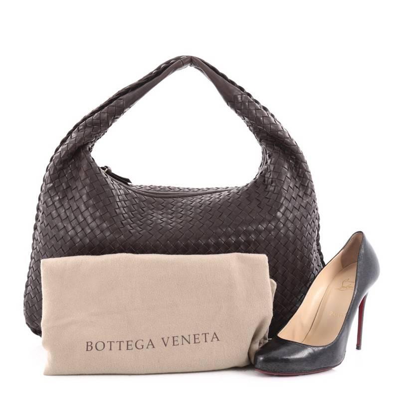This authentic Bottega Veneta Veneta Hobo Intrecciato Nappa Large is a timelessly elegant bag with a casual silhouette. Excellently crafted from dark brown nappa leather woven in Bottega Veneta's signature intrecciato method, this no-fuss hobo