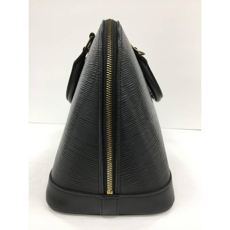 This authentic Louis Vuitton Vintage Alma Handbag Epi Leather PM is a chic and sophisticated bag perfect for your everyday use. Constructed from Louis Vuitton's signature sturdy black epi leather, this bag features dual-rolled leather handles,