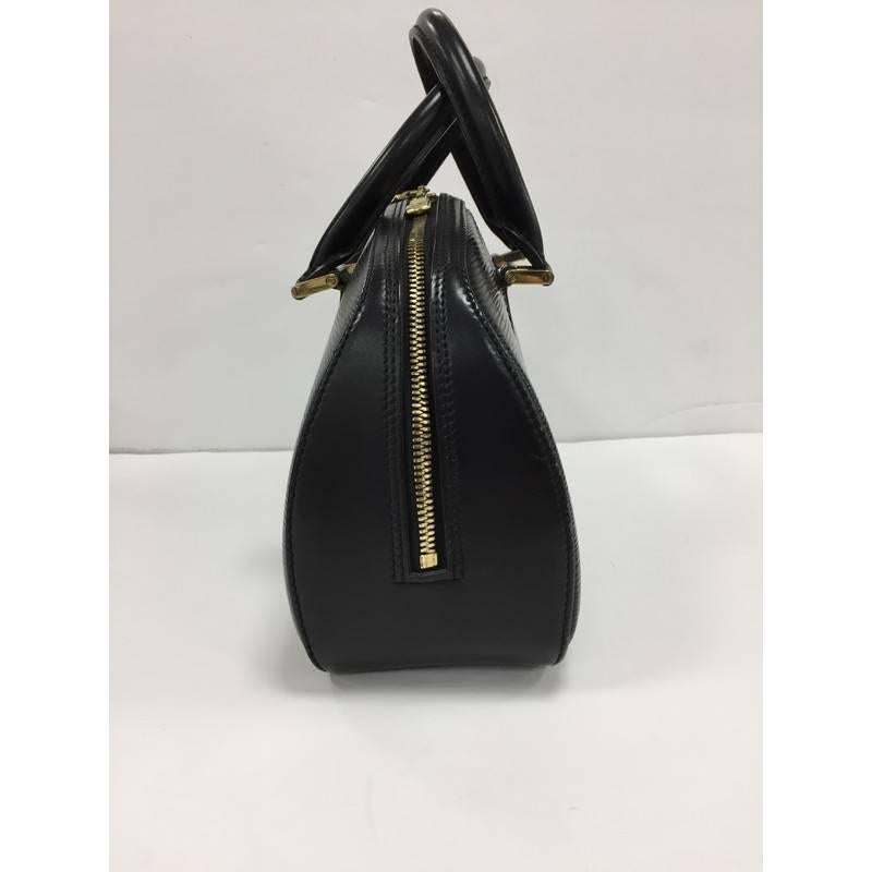 This authentic Louis Vuitton Jasmin Bag Epi Leather is elegant and as classic as they come and is ideal for casual and daily excursions. Constructed with Louis Vuitton's signature sturdy black epi leather, this classic bag features dual-rolled