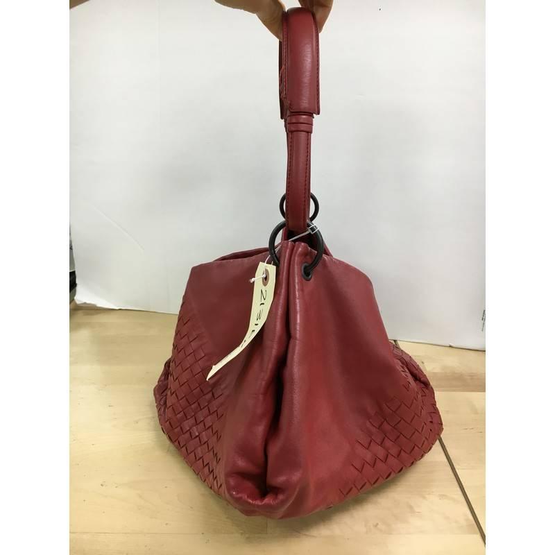 This authentic Bottega Veneta Aquilone Fortune Cookie Hobo Intrecciato Nappa Small is a gorgeous bag that's perfect for your everyday looks. Crafted from red intrecciato nappa leather, this stylish bag features looping leather handle, Bottega's