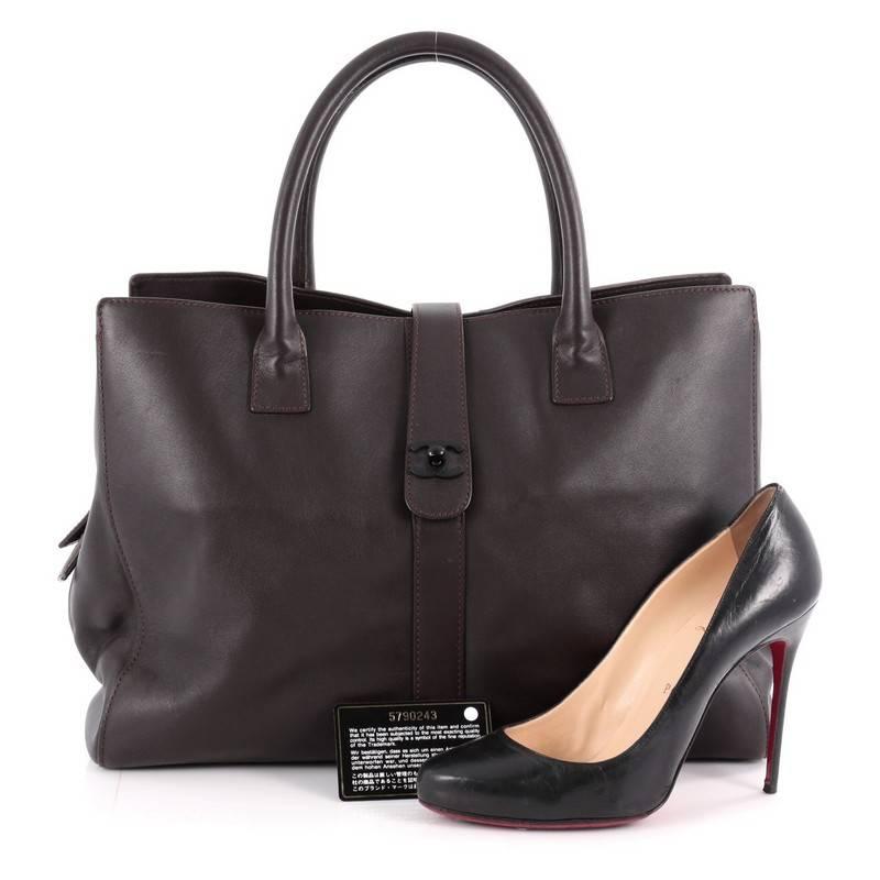 This authentic Chanel Vintage CC Turnlock Tote Leather Large is a stylish, easy-to-carry tote made for everyday use. Crafted in dark brown leather, this tote features dual-rolled handles, black CC turn-lock, top flap closure and black-tone hardware
