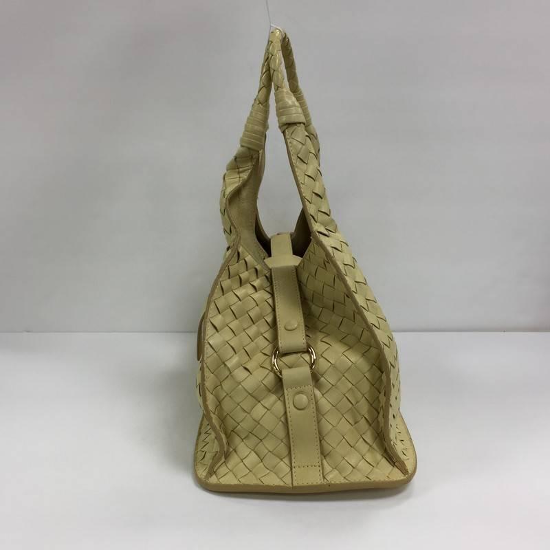 This authentic Bottega Veneta Top Flap Hobo Intrecciato Nappa Medium is simple and sophisticated in design perfect for everyday use. Crafted in dusty yellow nappa leather, this hobo features signature woven intrecciato method design, dual-rolled