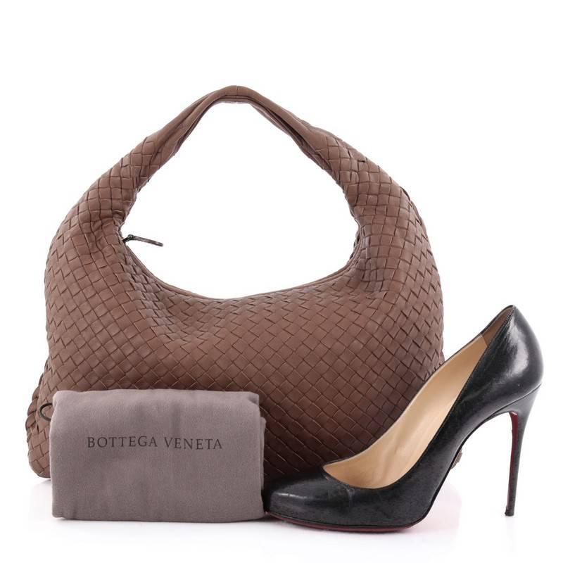 This authentic Bottega Veneta Veneta Hobo Intrecciato Nappa Medium is a timelessly elegant bag with a casual silhouette. Excellently crafted from brown nappa leather woven in Bottega Veneta's signature intrecciato method, this no-fuss hobo features