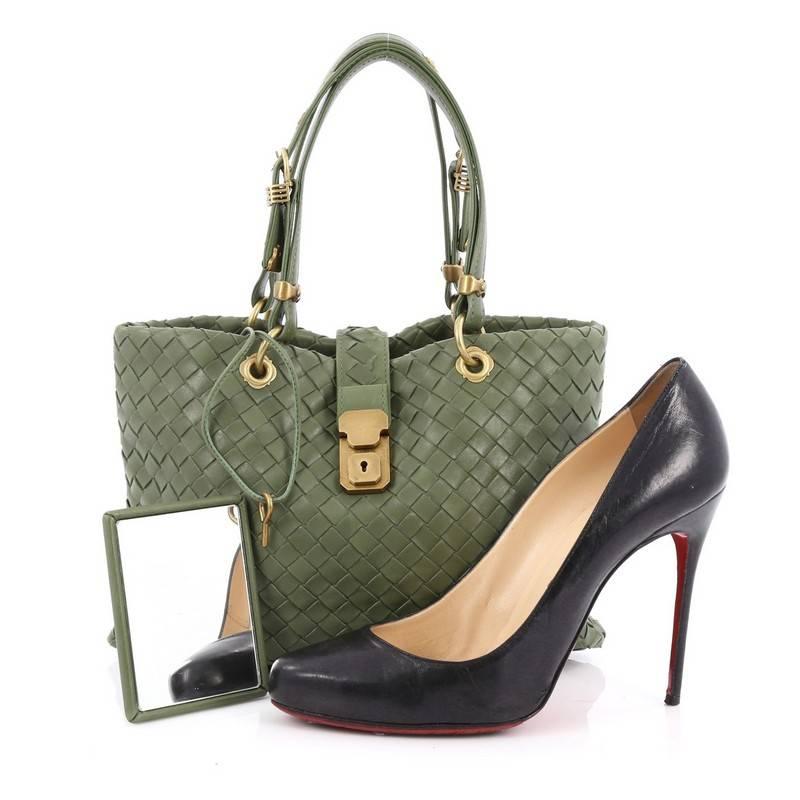 This authentic Bottega Veneta Capri Tote Intrecciato Nappa Small is a finely crafted tote that exudes an understated elegance. Crafted from green leather woven in Bottega Veneta's signature intrecciato method, this functional and feminine tote