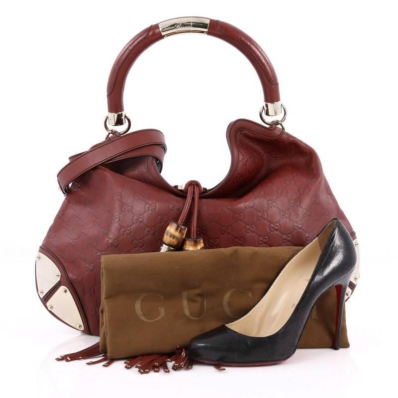 This authentic Gucci Indy Hobo Guccissima Leather Large showcases the brand's classic design with luxurious detailing adding an industrial chic twist. Crafted from brick red guccissima leather, this eye-catching hobo features rolled leather top