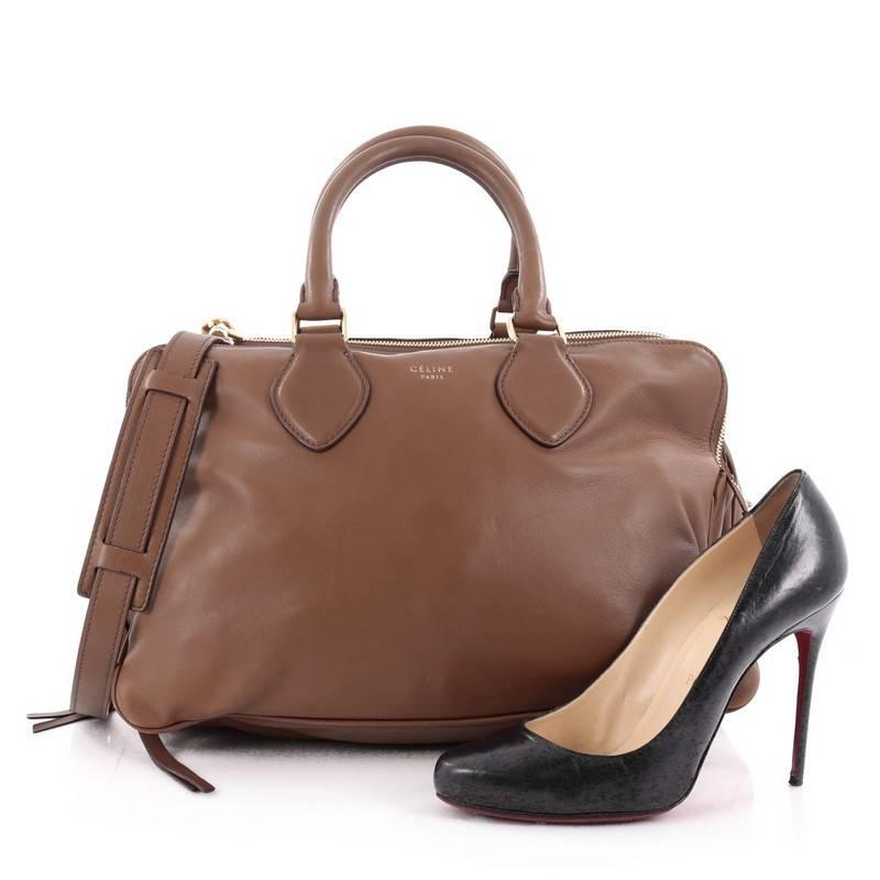 This authentic Celine Triptyque Handbag Smooth Leather Medium combines simplicity and functionality perfect for everyday use. Crafted in smooth brown leather, this minimalist satchel is accented with brass-tone hardware, detachable strap and dual
