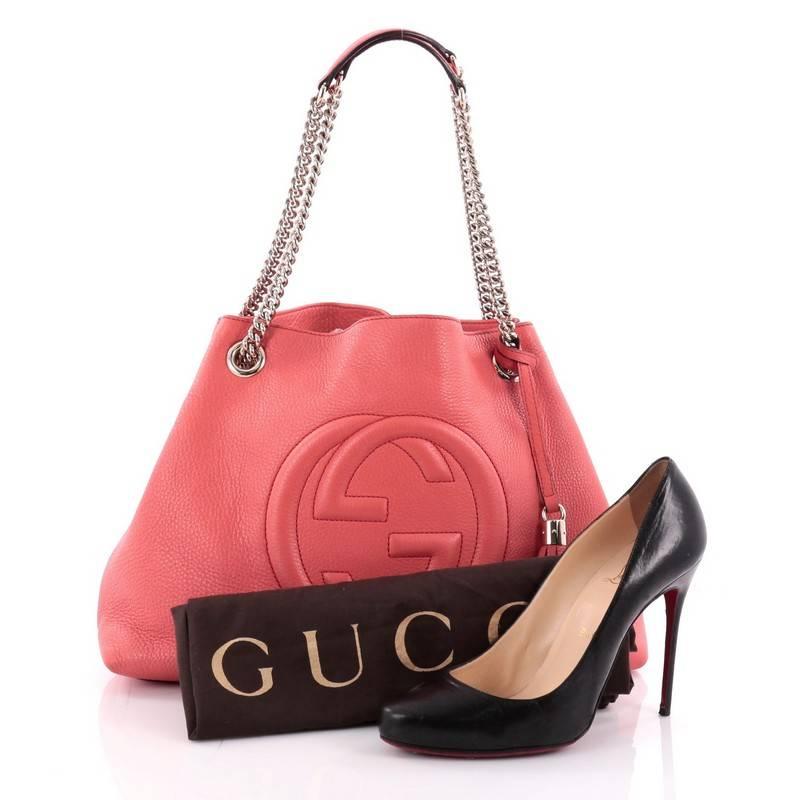 This authentic Gucci Soho Shoulder Bag Chain Strap Leather Medium is simple yet stylish in design. Crafted from coral leather, this hobo features gold chain strap with leather pads, fringe tassel, signature interlocking Gucci logo stitched in front,