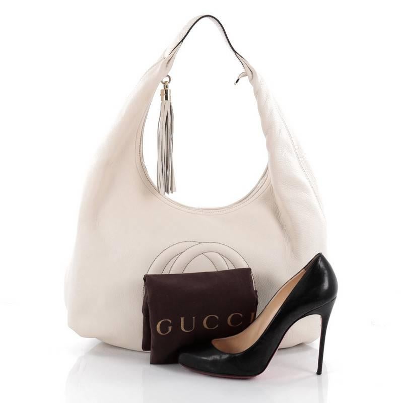 This authentic Gucci Soho Hobo Leather Large is a fresh, casual-chic hobo made for everyday excursions. Crafted from off-white leather, this no-fuss hobo features Gucci's signature interlocking GG logo stitched at the front, single loop shoulder