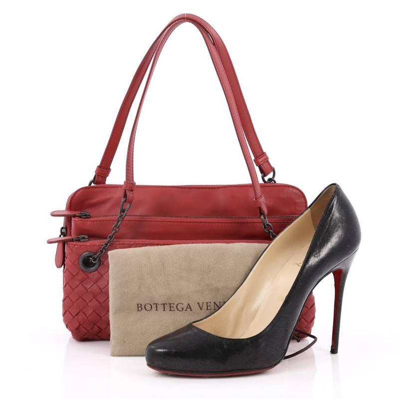 This authentic Bottega Veneta Compartment Chain Shoulder Bag Intrecciato Nappa Medium is both understated yet elegant perfect for daily excursions. Crafted in red nappa leather with Bottega Veneta's signature intrecciato detailing, this modern bag